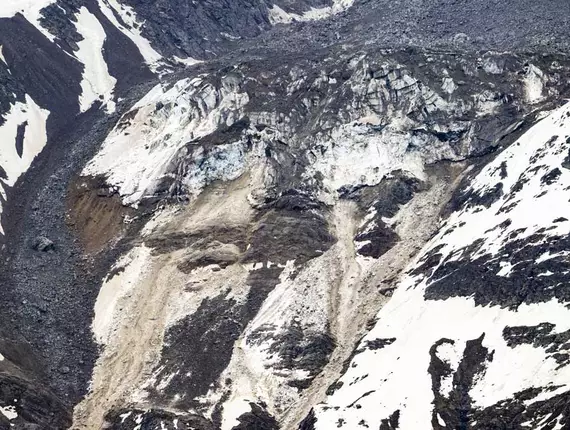 Glacier avec neige et rochers Glacier avec neige et rochers