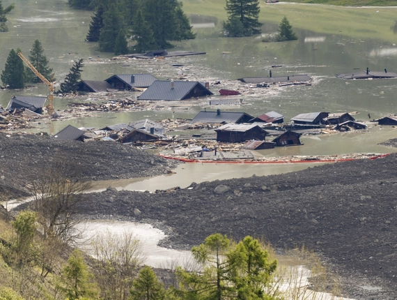 Blatten après la catastrophe : faites un don maintenant pour l'aide d'urgence immédiate Maisons inondées à Blatten après un glissement de terrain - don urgent pour l'aide d'urgence et une aide rapide sur place.